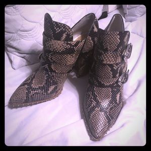 Dress snake print shoes